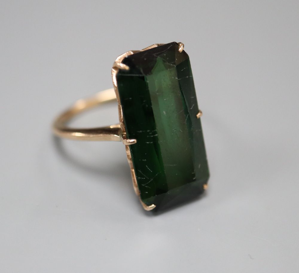 A tourmaline cocktail ring, gold setting (tests as 9ct), size O, gross 5.9 grams.
